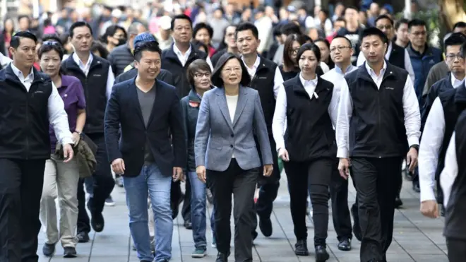 中國的總體目標是「拔蔡」？圖為台灣總統蔡英文11月24日前往投票所凖備投票