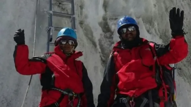 Os montanhistas da Índia deram uma entrevista coletiva afirmando que foram os primeiroscorinthians e goias palpiteseu país a chegar no topo do Everest