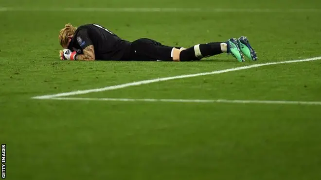 Karius menunjukkan kekecewaan berat setelah peuit terakhir berbunyi dalam kekalahan Liverpool 3-1 dari real madrid di final Liga Champions.
