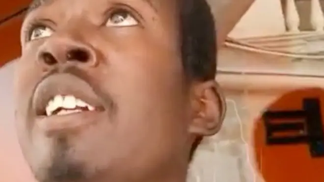 طلاب جامعة الخرطوم المحاصرون يدفنون زميلا