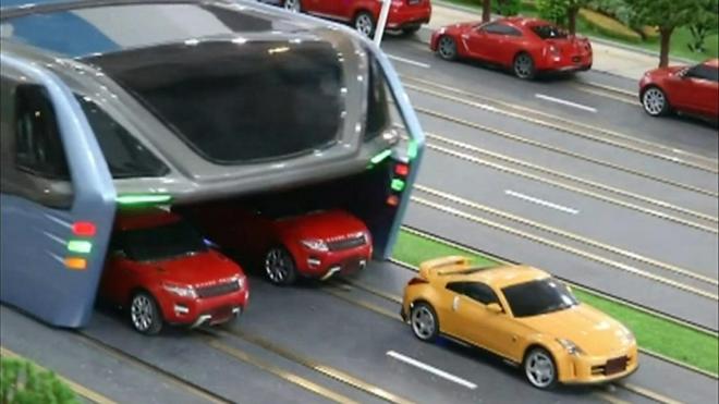 'Super ônibus' chinês trafega sobre carros