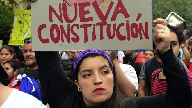 Uma das principais reivindicações dos manifestantes é a reforma da Constituição.