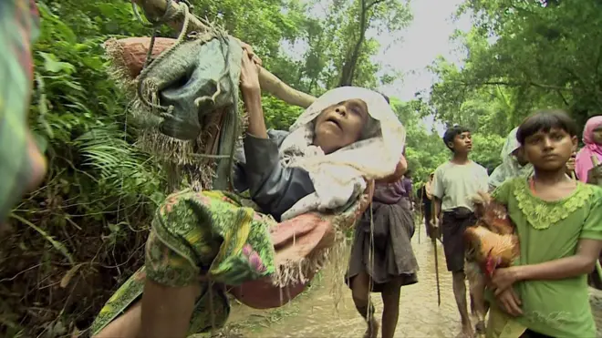 فر 000 370 من مسلمي الروهينجا من ميانمار إلى مخيمات اللاجئين في بنغلاديش.