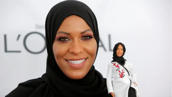 صنعت الدمية تكريما للاعبة الأمريكية ابتهاج محمد التي شاركت في دورة الألعاب الأولمبية في عام 2016 مرتدية حجابا.