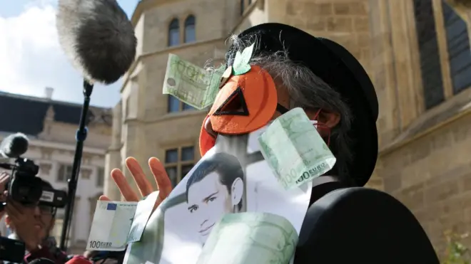 Pengusaha Prancis-Aljazair, Rachid Nekkaz, memimpin protes menentang larangan pemakaian niqab dan burka di tempat umum di Austria.