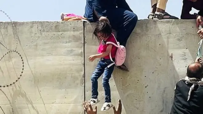 Afganos intentan entrar al aeropuerto de Kabul