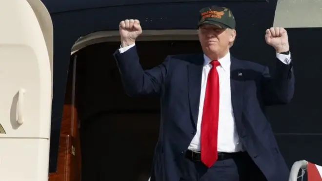 Donald Trump akiwasili kuhutubu Sanford, Florida.