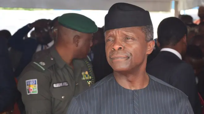 Di Vice President carri di helicopter go graduation ceremony but di helicopter no fit fly wen im wan go back