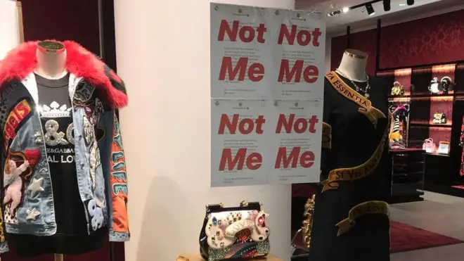 杜嘉班納門店櫥窗上的抗議招貼。