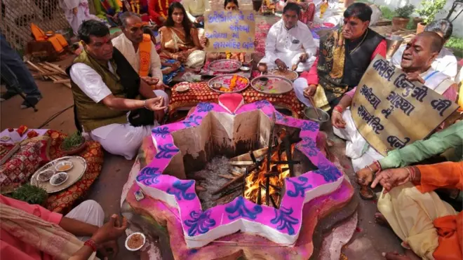 ملک بھر میں جگہ جگہ مندر کے لیے مذہبی رسومات ادا کی جا رہی ہیں