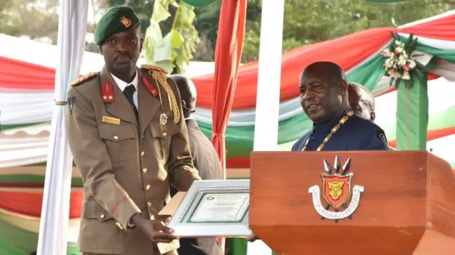 Kelly yakira igihembo