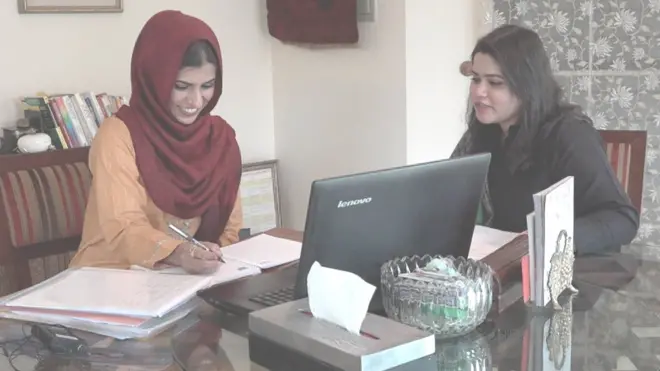 ری لیو ناؤ میں مریض اپنی مرضی کے اوقات میں فون یا ویڈیو کال کے ذریعے اپنے سائیکالوجسٹ سے مدد لیتا ہے