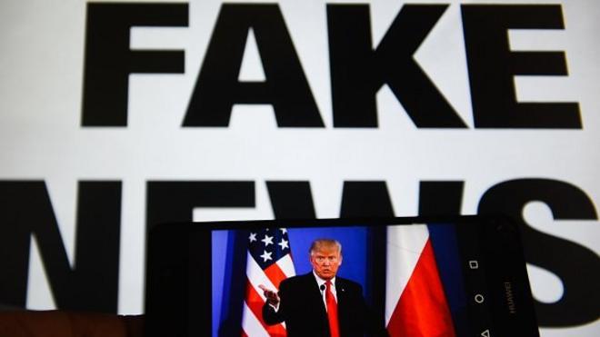 스마트폰 속 미국 도널드 트럼프 대통령의 얼굴 뒤로 '가짜 뉴스'라는 글자가 박혀 있다