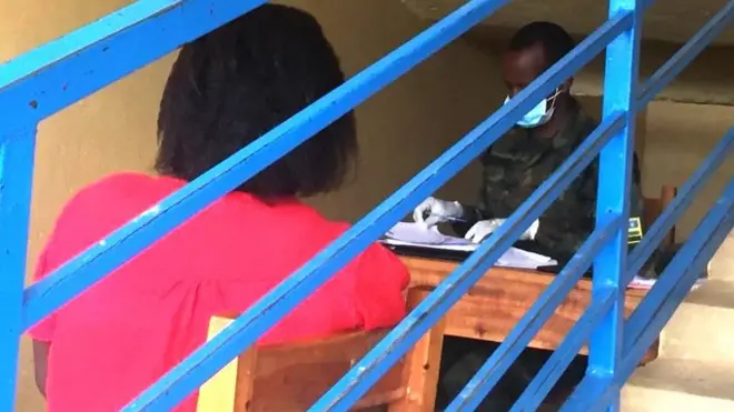 Dubartiin waa'ee qondaaltonni loltuu irraan gahan qorataatti yeroo himtutti