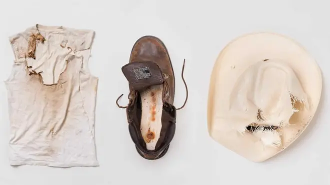 Капелюх і футболка, які були на Хайме Сантані, і черевик Джастіна Годжера