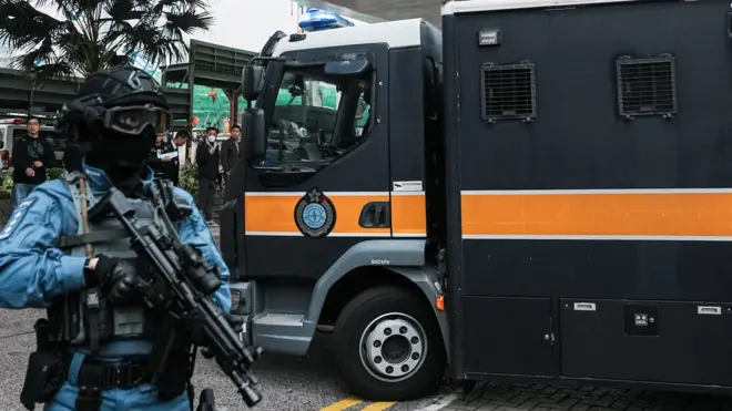 一輛據信接載了媒體大亨黎智英的中國香港特區懲教署囚車離開西九龍法院大樓(18/12/2023)