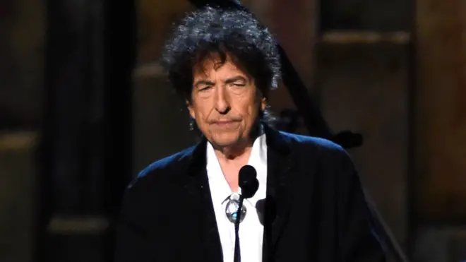 Bob Dylan bəstələdiyi mahnılara yazdığı şeirlərə görə bu mükafatı alan ilk bəstəkardır.