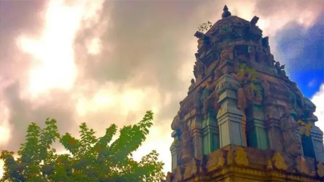 చిత్రవేలాయుధర్ ఆలయంలో దొరికిన ఒక రాగి శాసనంలో తెలుగు వాక్యాలు కనిపించాయి.