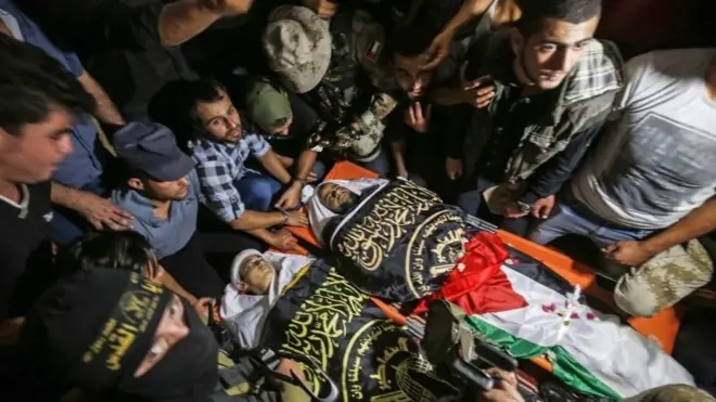 Warga Palestina menghadiri pemakaman anggota milisi Islamic Jihad, Ahmad Sharab dan Haytham Albikri, di Jalur Gaza bagian selatan (14/11).