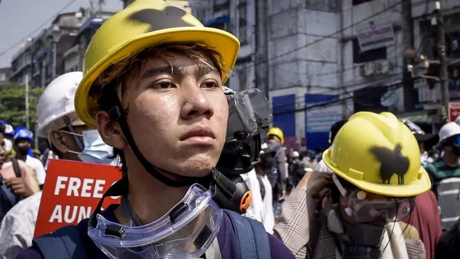 Jovemroleta da escolhaMianmar com capacete amareloroleta da escolhapasseata