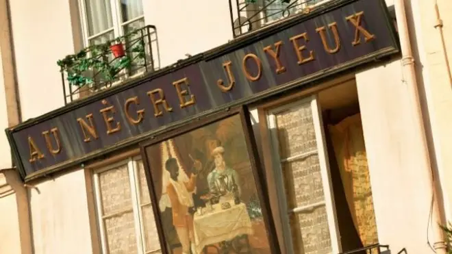 Le Conseil de Paris a voté cette décision proposée par le groupe communiste, qui a dénoncé une "présence insultante et blessante" sur l'espace public.