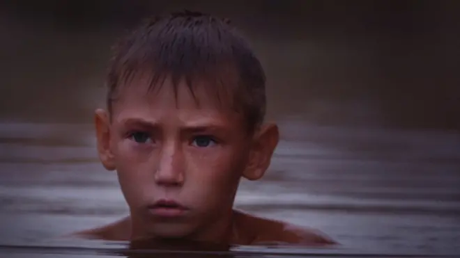 Фільм "Віддалений гавкіт собак" розповідає історію 10-річного Олега, що зростає у прифронтовому селищі на Донбасі