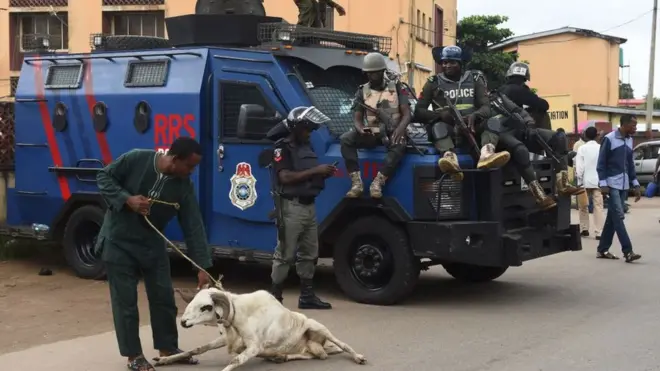 Man wey dey drag ram in front of some police officers.