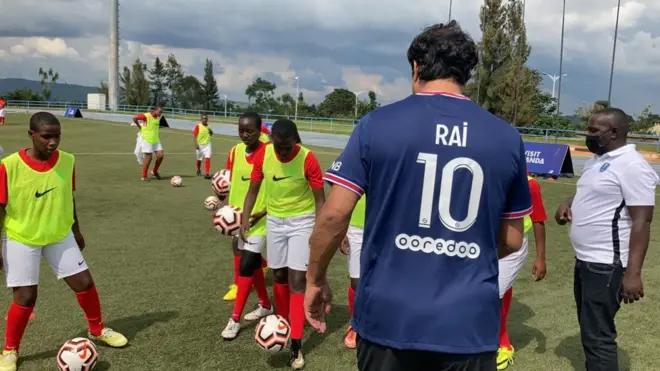 Itangizwa mu Rwanda ry'ishuri ryigisha umupira w'amaguru ry'ikipe ya Paris Saint-Germain yo mu Bufaransa, aha ni ku kibuga cy'i Huye mu majyepfo, ku itariki ya 27/11/2021