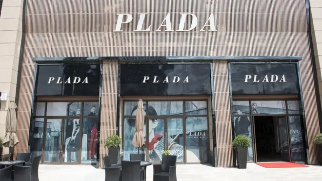 중국 공안은 런화이 내 가짜 루이비통과 프라다 매장을 즉시 폐쇄했지만, 여전히 수많은 모조품 브랜드 매장이 버젓이 운영 중이다