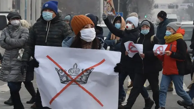 Президенттик башкарууга кайтып барууга каршы болгондор аны "ханституция" деп аташкан эле