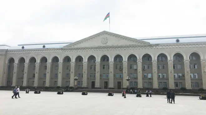 Тут на ступенях у входа в здание Исполнительной власти выстрелили в Велиева