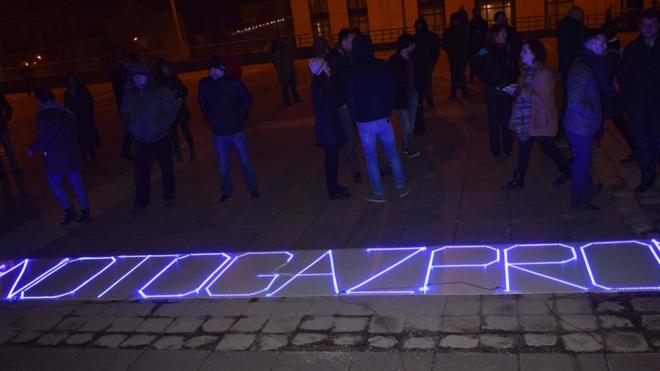 у здания правительственной канцелярии в Тбилиси проходила акция, на которой в знак протеста против соглашения светилась надпись "# NOTOGAZPROM