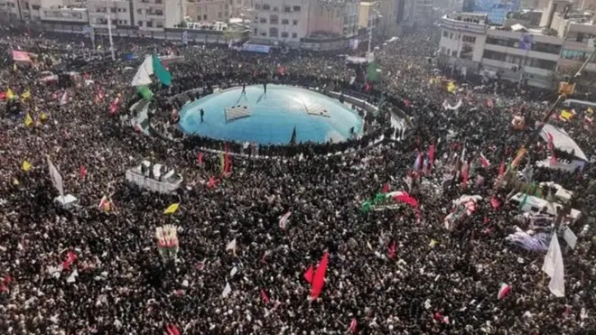 સોમવારે તેહરાનમાં અંતિમસંસ્કારની પૂર્વ સંધ્યાએ શહેરના રાજમાર્ગો અને રસ્તાઓ પર કાળો રંગ નજરે ચડતો હતો.