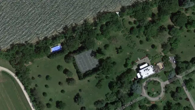La cancha de tenis y la piscina se pueden ver desde el aire en la propiedad rusa en Maryland.