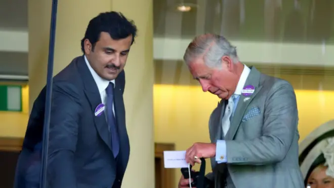 O emir do Catar,Tamim bin Hamad al Thani,central esporte aposta2014 com o então príncipe Charles (atual rei Charles 3º)