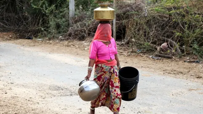 પાણી ભરવા જતાં મહિલા