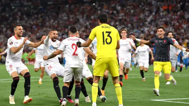 احتفل غونزالو مونتيال مع ياسين بونو بعد الفوز بلقب الدوري الأوروبي بركلات الترجيح