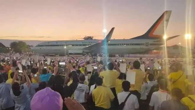 พสกนิกรชาวจังหวัดอุดรธานีถ่ายรูปเครื่องบินพระที่นั่งของพระบาทสมเด็จพระเจ้าอยู่หัว และสมเด็จพระนางเจ้าฯ พระบรมราชินี ที่ท่าอากาศยานทหาร กองบิน 23 จังหวัดอุดรธานี เมื่อ 10 พ.ย. 2563