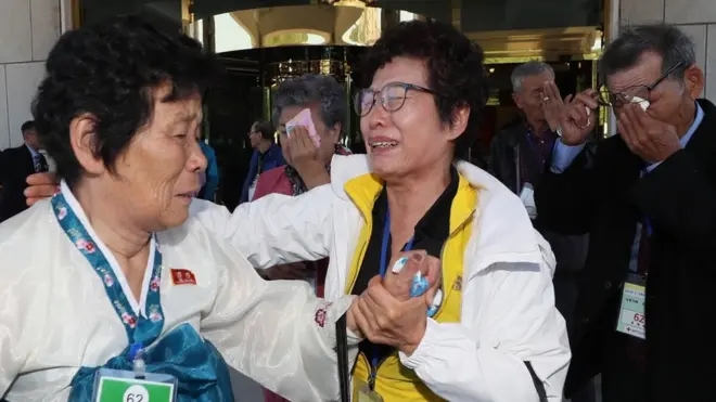 2018년 제21차 이산가족 상봉행사 2회차 마지막날 금강산호텔에서 열린 작별상봉 및 공동중식을 마친 북측 유재숙(79)할머니가 남측 사촌동생 유애숙(72)씨 등과 버스에 오르기 전 작별인사를 나누며 눈물을 흘리고 있다