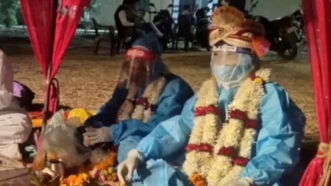 په داسې حال کې چې ناوې د کورونا وېروس درلود، د هند راجستان ایالت کې مېړه او مېرمنې د واده په ورځ په شخصي حفاظتي وسایلو کې واده وکړ. نور جزییات یې وېډیو کې کتلی شئ.