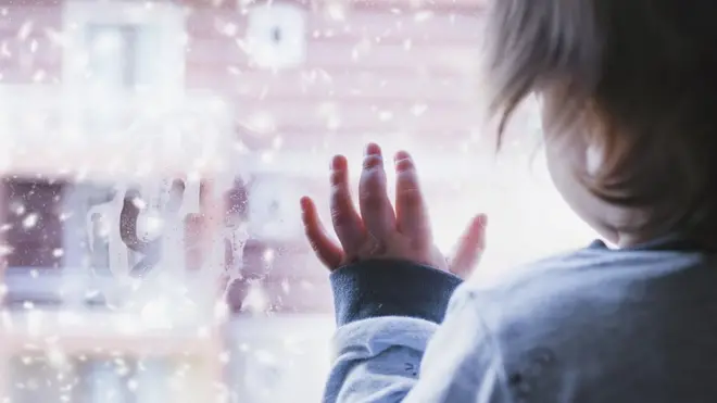 ребенок у окна