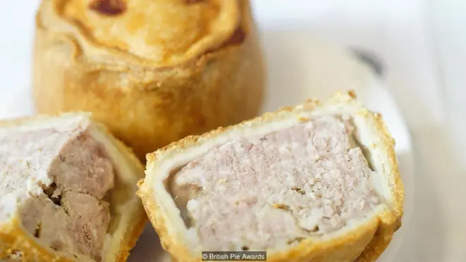 Salah satu dari kue-kue pie Inggris yang paling tradisional adalah pie daging babi Melton Mowbray, yang bahkan telah diberi status yang dilindungi oleh Uni Eropa