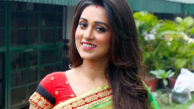 పశ్చిమబెంగాల్‌లోని జాదవ్‌పూర్‌లో తృణమూల్ కాంగ్రెస్ నుంచి సినీ నటి మిమి చక్రవర్తి ఎంపీగా గెలిచారు.