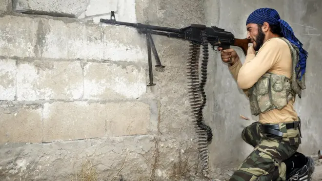 Suriyeli isyancı grupların hazırlıklarını Türkiye tarafında, sınıra yakın bir bölgede yaptıkları iddia ediliyor.