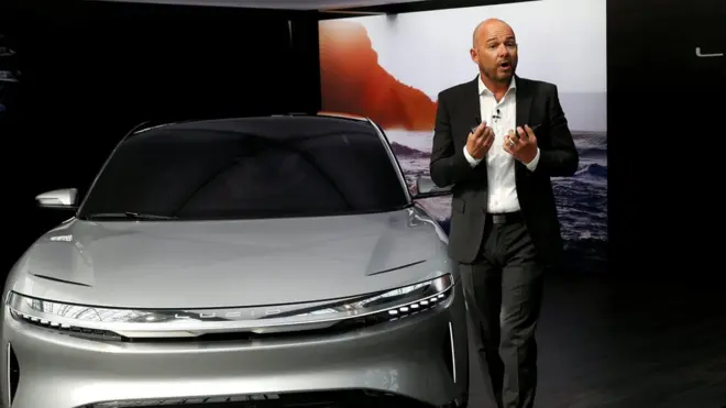 Derek Jenkins, Wakil Presiden Direktur Lucid Motors meluncurkan prototype Lucid Air pada 2017 di New York International Auto Show.