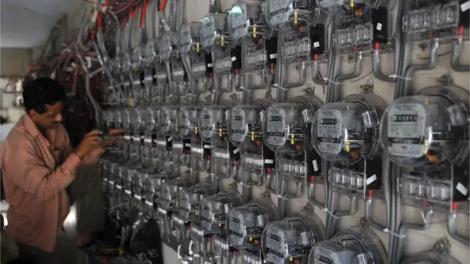 احسن اقبال نے بتایا کہ اِس سرمایہ کاری سے ملک میں نئی ٹرانسمیشن لائنیں بچھائی جائیں گی