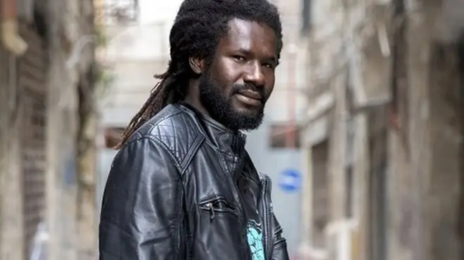 Un homme debout dans une rue