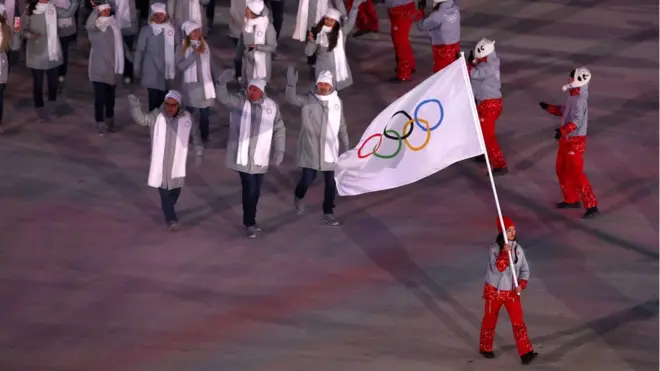 На Играх российские спортсмены выступают под олимпийским флагом