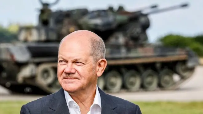 В целом политика Шольца по Украине пользуется популярностью в Германии - согласно недавнему опросу, 41% считают, что Германия поставляет нужное количество оружия, 26% - слишком много, а 25% - недостаточно