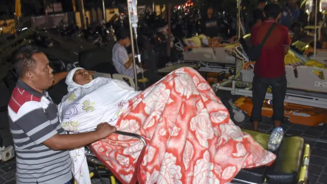 Sebagian korban gempa menjalani perawatan di halaman Rumah Sakit Kota Mataram, Minggu malam (05/08).